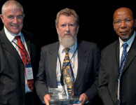 Roy Marcus (left) and Mosibudi Mangena (right), present Altech Netstar’s award to Technology Development Manager, Bernie Bowers